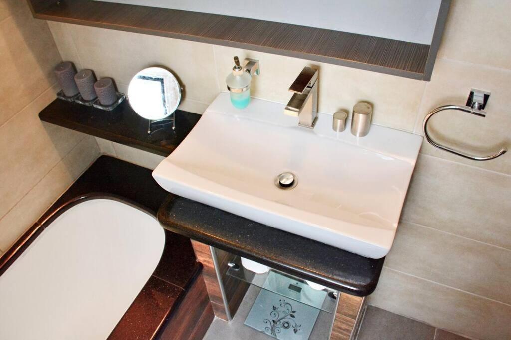 Luxury At Its Best Beach Condo In Palaio Faliro Athen Eksteriør bilde